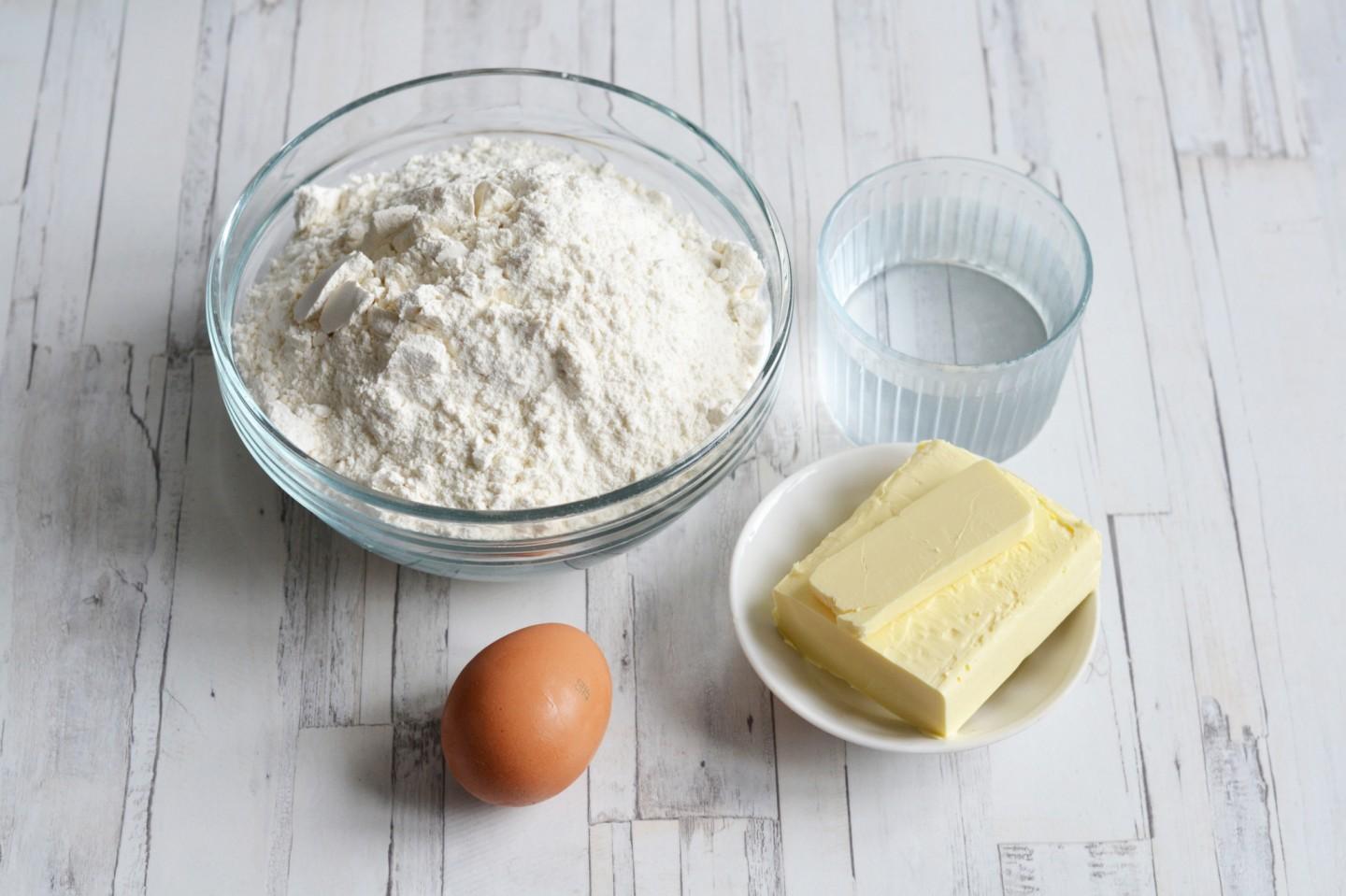 Шаг 1 приготовления Чебуреки с творогом и зеленью
