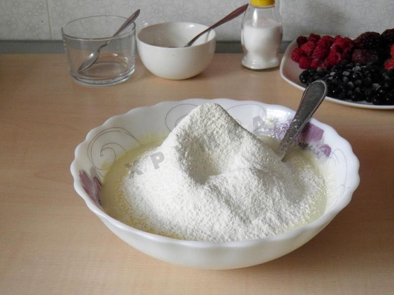 Шаг 5 приготовления Пирог с ягодами в мультиварке