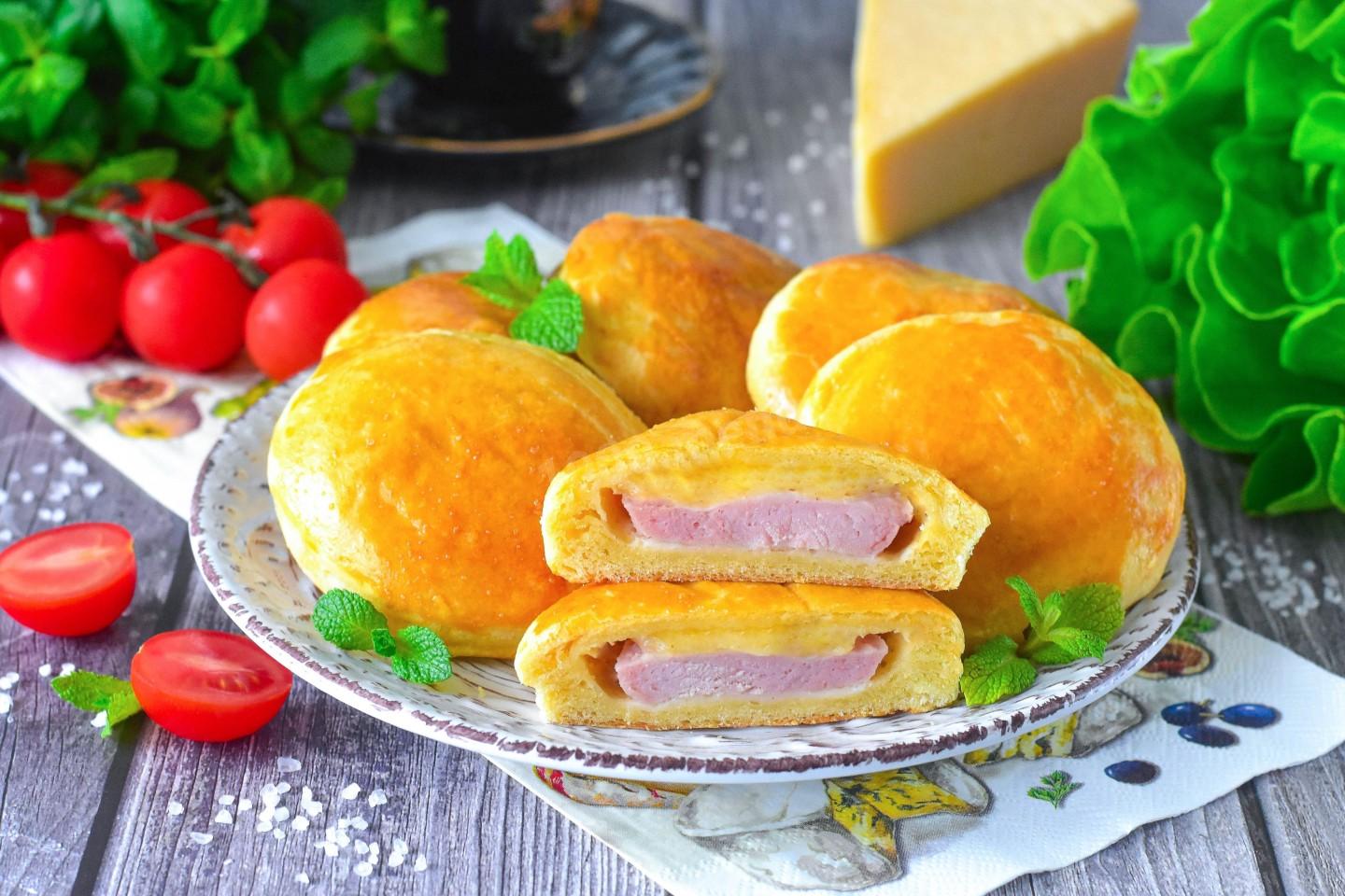 Обложка рецепта Пирожки с ветчиной и сыром