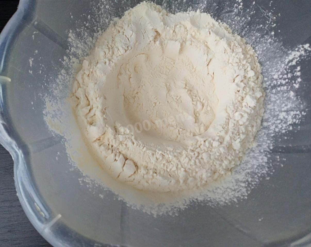 Шаг 1 приготовления Курник с курицей и грибами из блинов