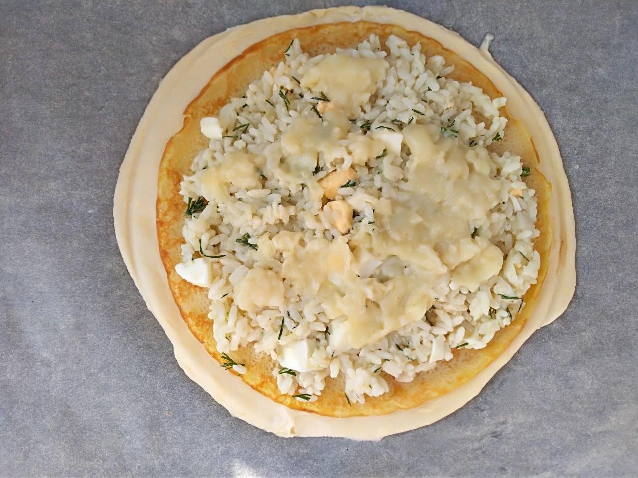 Шаг 11 приготовления Курник с курицей и грибами из блинов