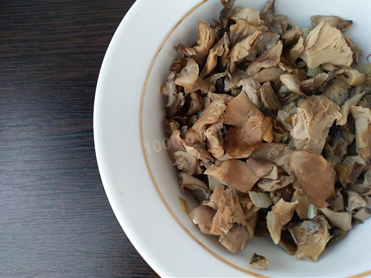 Шаг 7 приготовления Курник с курицей и грибами из блинов