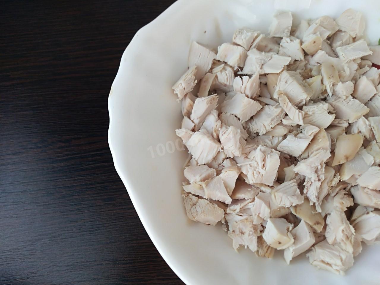 Шаг 8 приготовления Курник с курицей и грибами из блинов