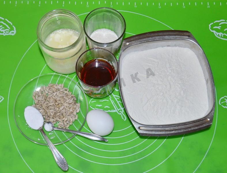 Шаг 1 приготовления Кексы медовые на кефире