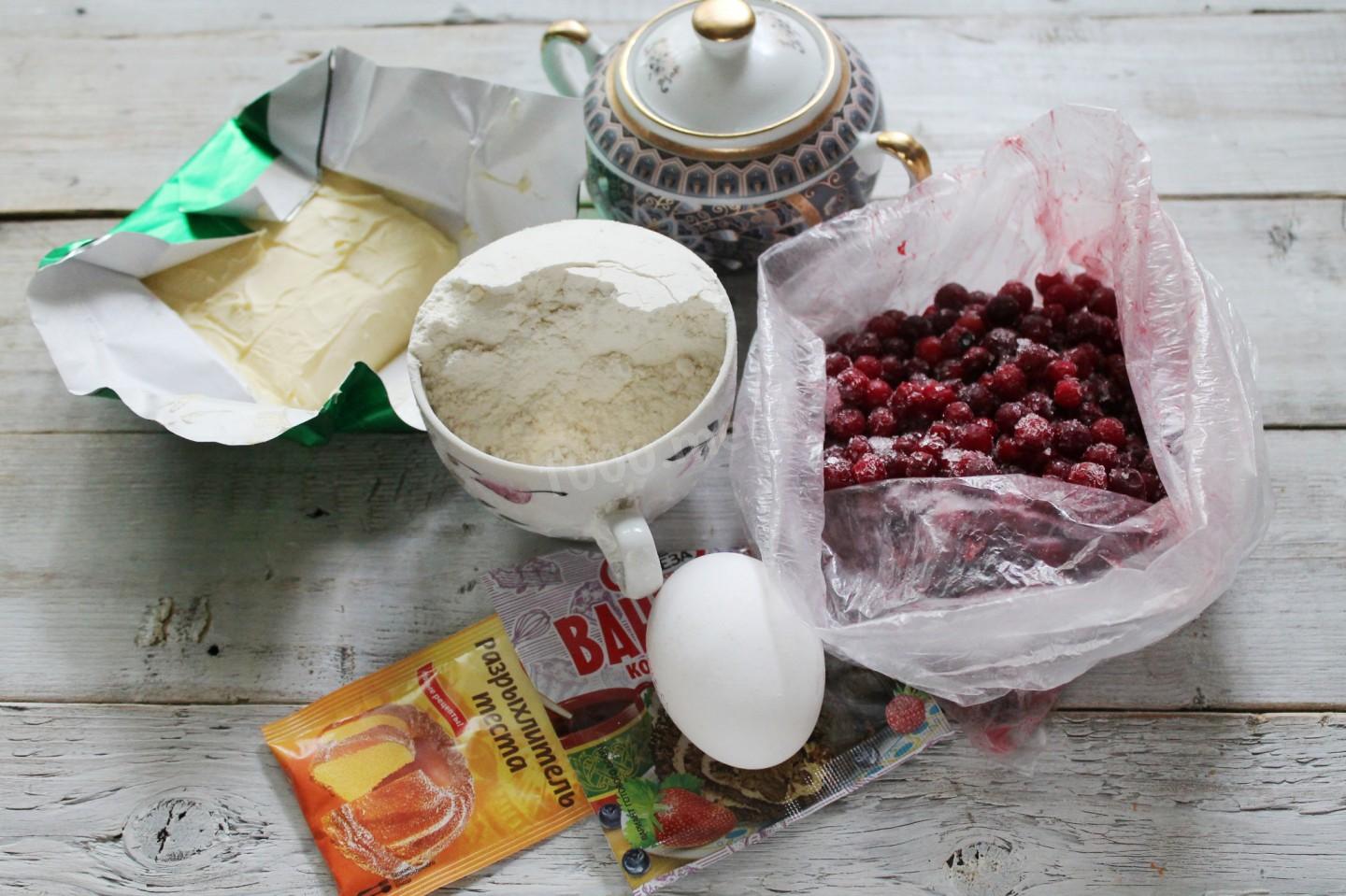 Шаг 1 приготовления Пирог с брусникой и сметаной из песочного теста