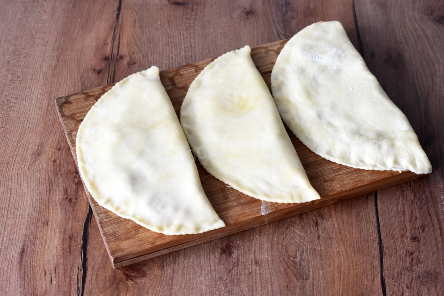 Шаг 11 приготовления Кутабы с мясом по азербайджански на сковороде