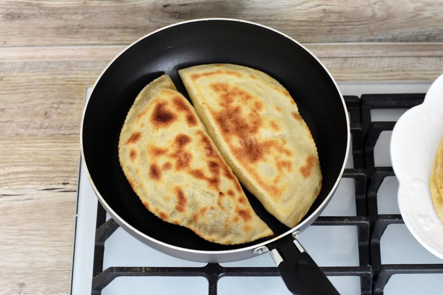 Шаг 12 приготовления Кутабы с мясом по азербайджански на сковороде