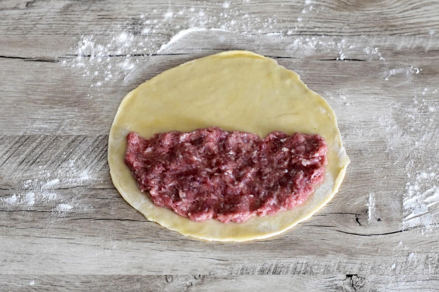 Шаг 9 приготовления Кутабы с мясом по азербайджански на сковороде