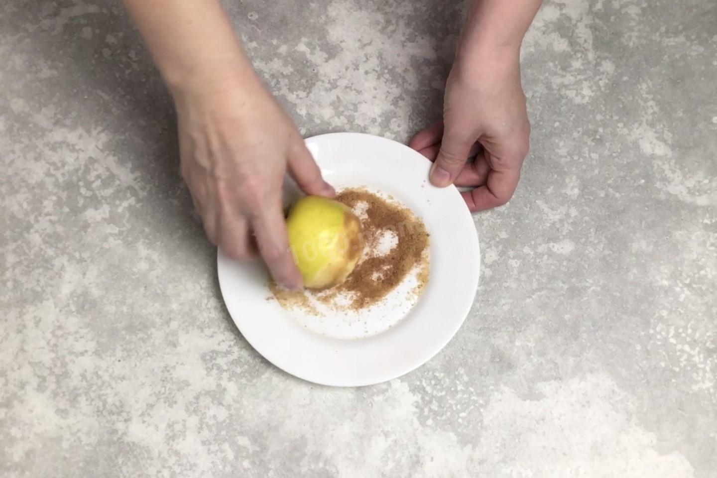Шаг 4 приготовления Запеченные яблоки с медом и корицей