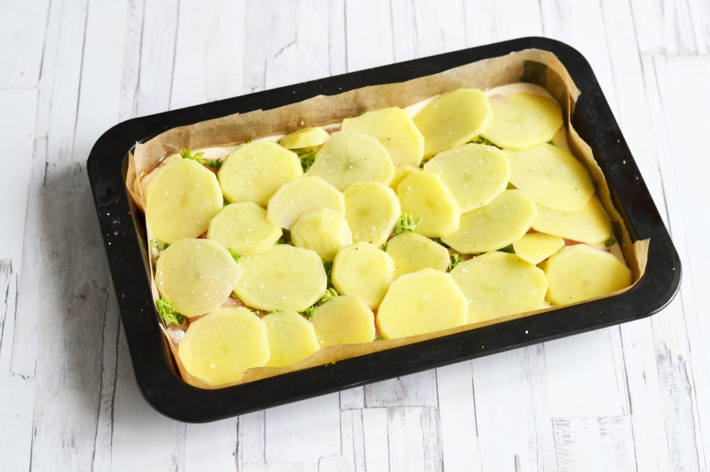 Шаг 15 приготовления Заливной пирог с курицей и картошкой