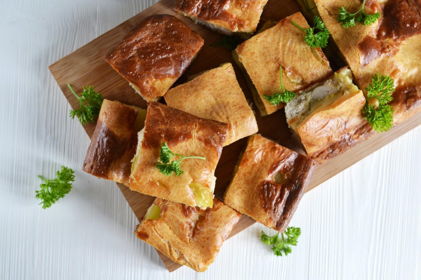 Шаг 17 приготовления Заливной пирог с курицей и картошкой