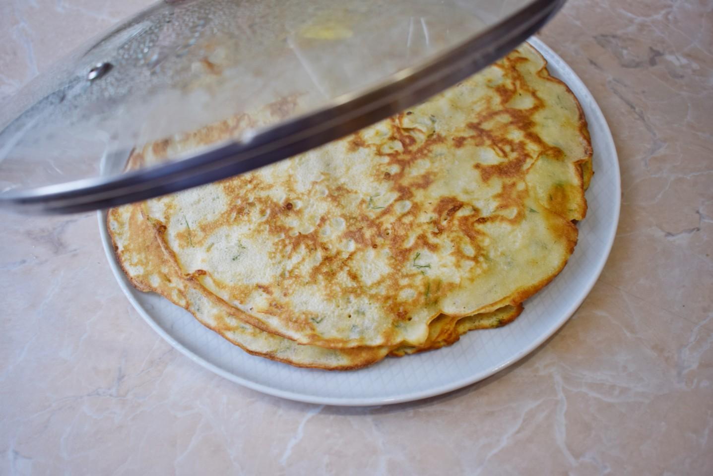 Шаг 9 приготовления Блины с сыром и зеленью