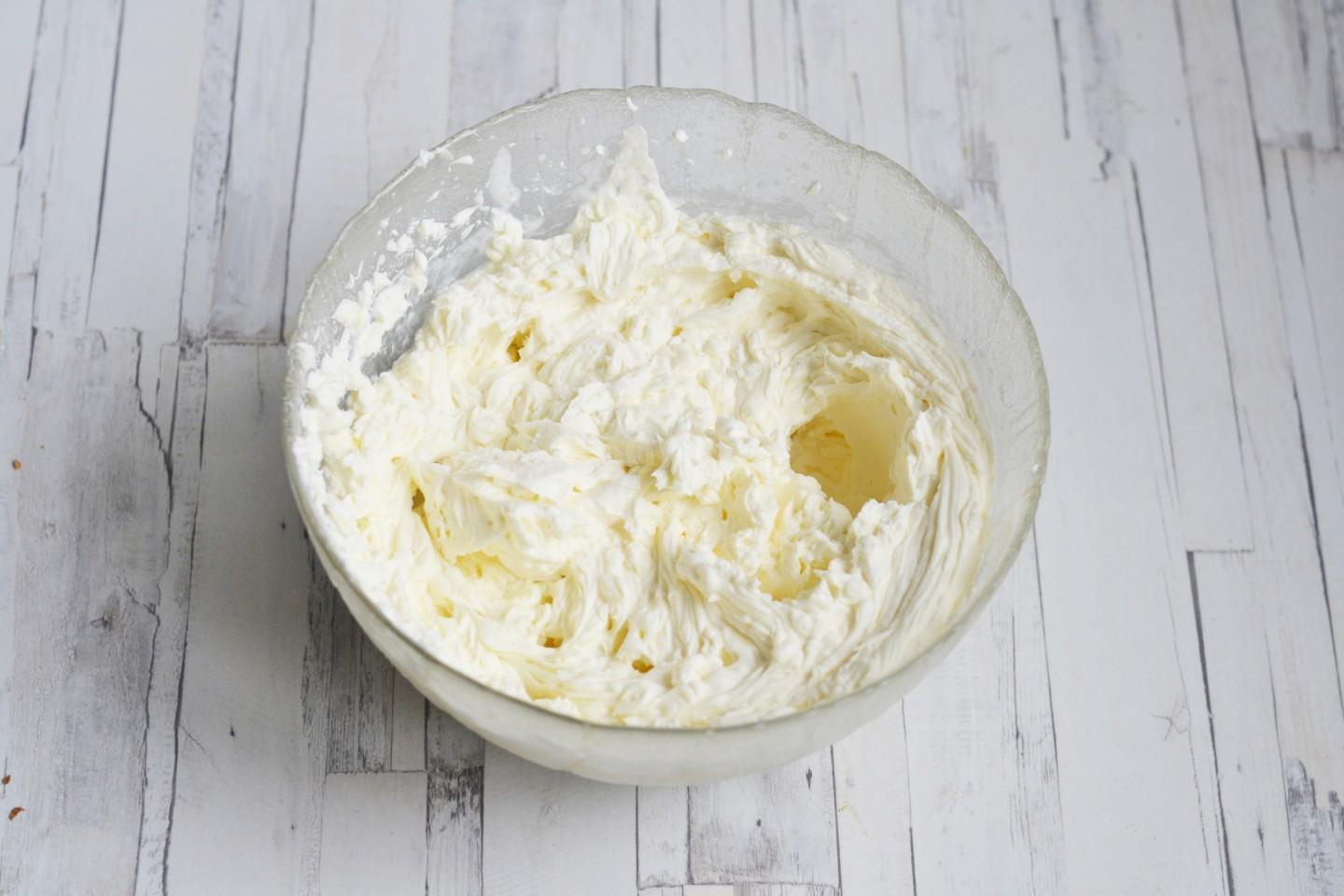Шаг 12 приготовления Меренговый рулет с фисташками, малиной и маскарпоне