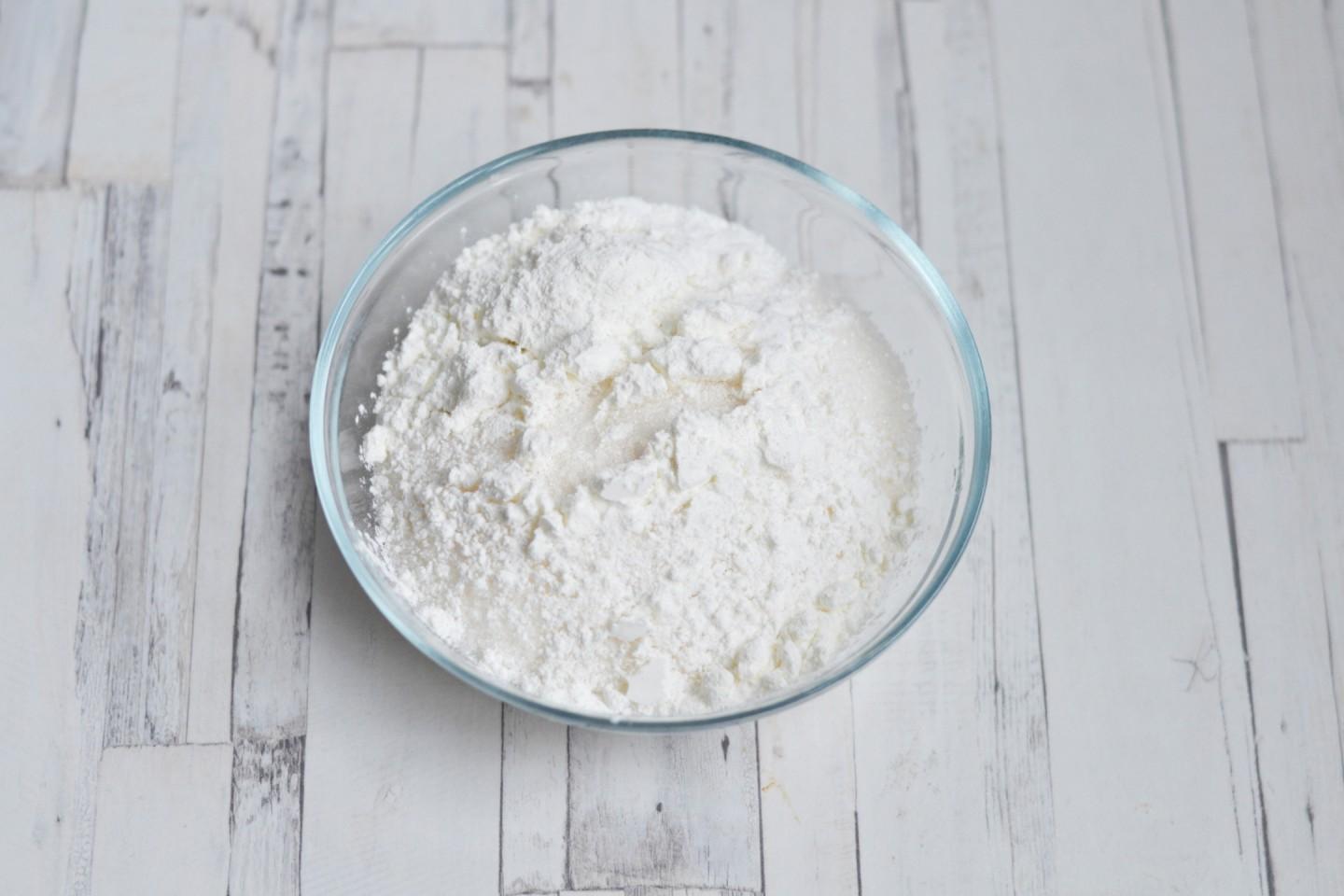 Шаг 3 приготовления Меренговый рулет с фисташками, малиной и маскарпоне
