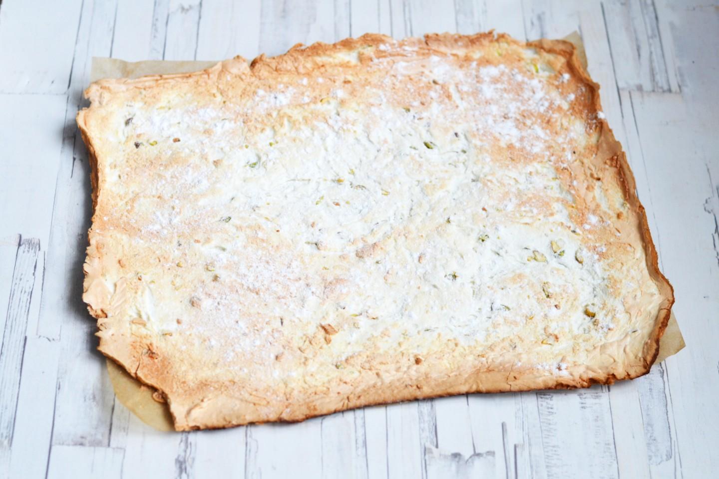 Шаг 8 приготовления Меренговый рулет с фисташками, малиной и маскарпоне