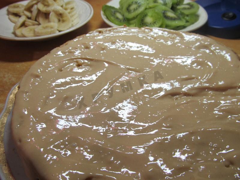 Шаг 21 приготовления Бисквитный торт с киви и бананом
