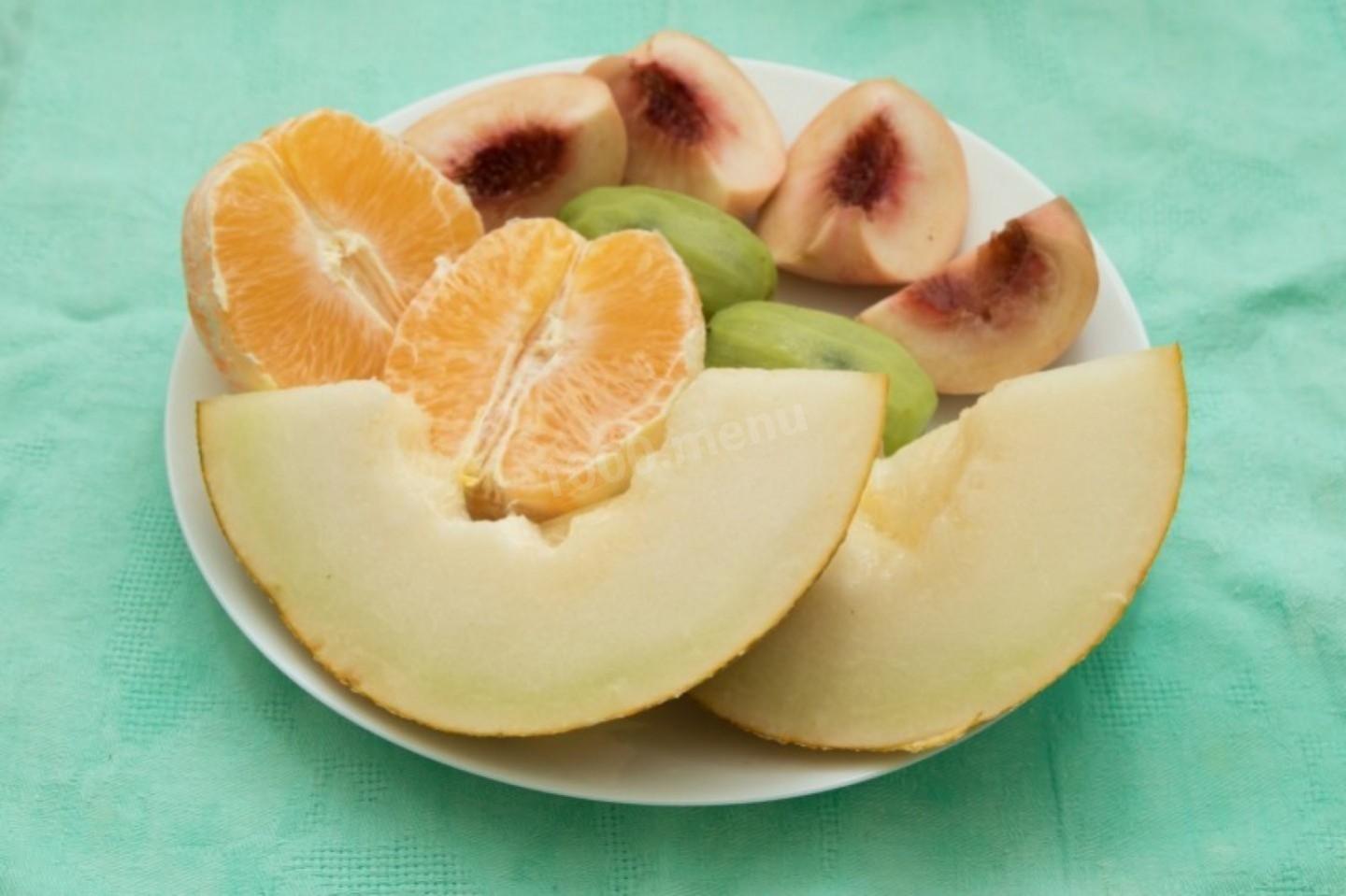 Шаг 2 приготовления Фрукты в шоколаде киви, апельсины персики дыня