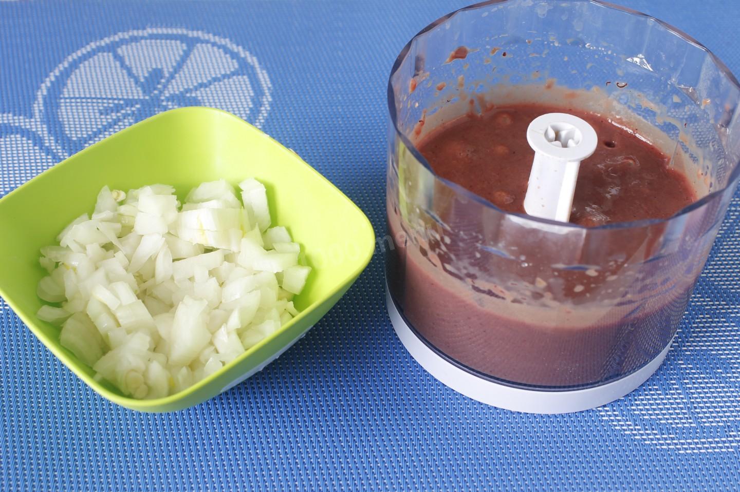 Шаг 4 приготовления Жареные дрожжевые пирожки с начинкой из куриной печени