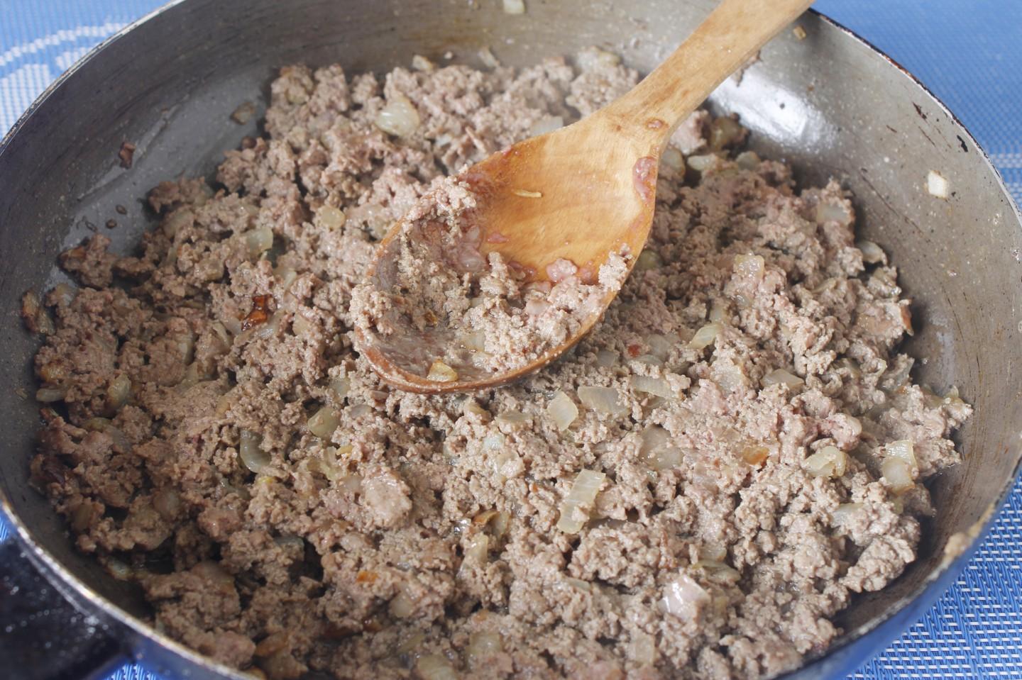 Шаг 6 приготовления Жареные дрожжевые пирожки с начинкой из куриной печени