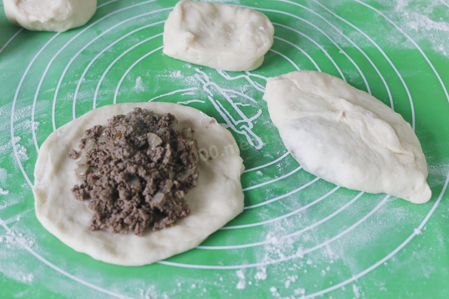 Шаг 7 приготовления Жареные дрожжевые пирожки с начинкой из куриной печени