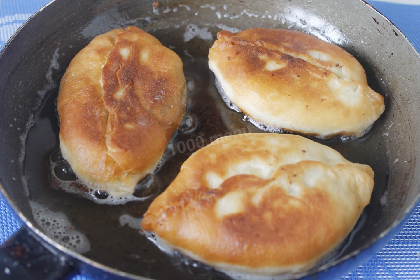 Шаг 8 приготовления Жареные дрожжевые пирожки с начинкой из куриной печени