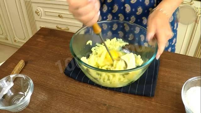 Шаг 2 приготовления Мясной пирог на подушке из картофельного теста
