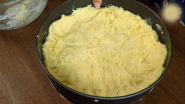 Шаг 3 приготовления Мясной пирог на подушке из картофельного теста