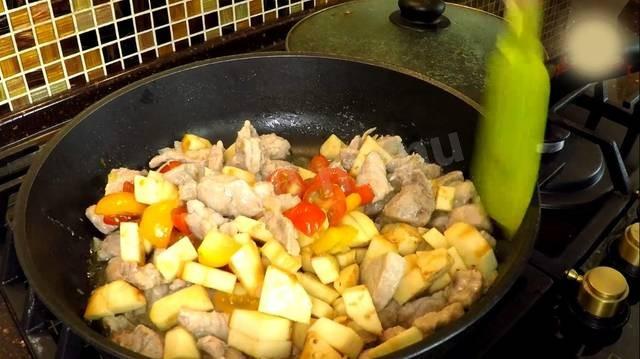 Шаг 4 приготовления Мясной пирог на подушке из картофельного теста