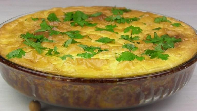 Шаг 12 приготовления Ленивый печёночный пирог с овощами и сметанной заливкой