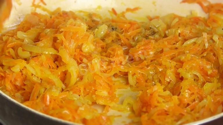 Шаг 6 приготовления Ленивый печёночный пирог с овощами и сметанной заливкой