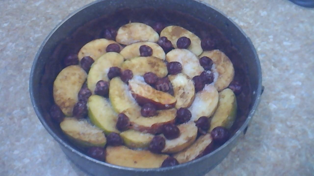 Шаг 1 приготовления Шоколадно-творожный пирог с яблоками и вишнями