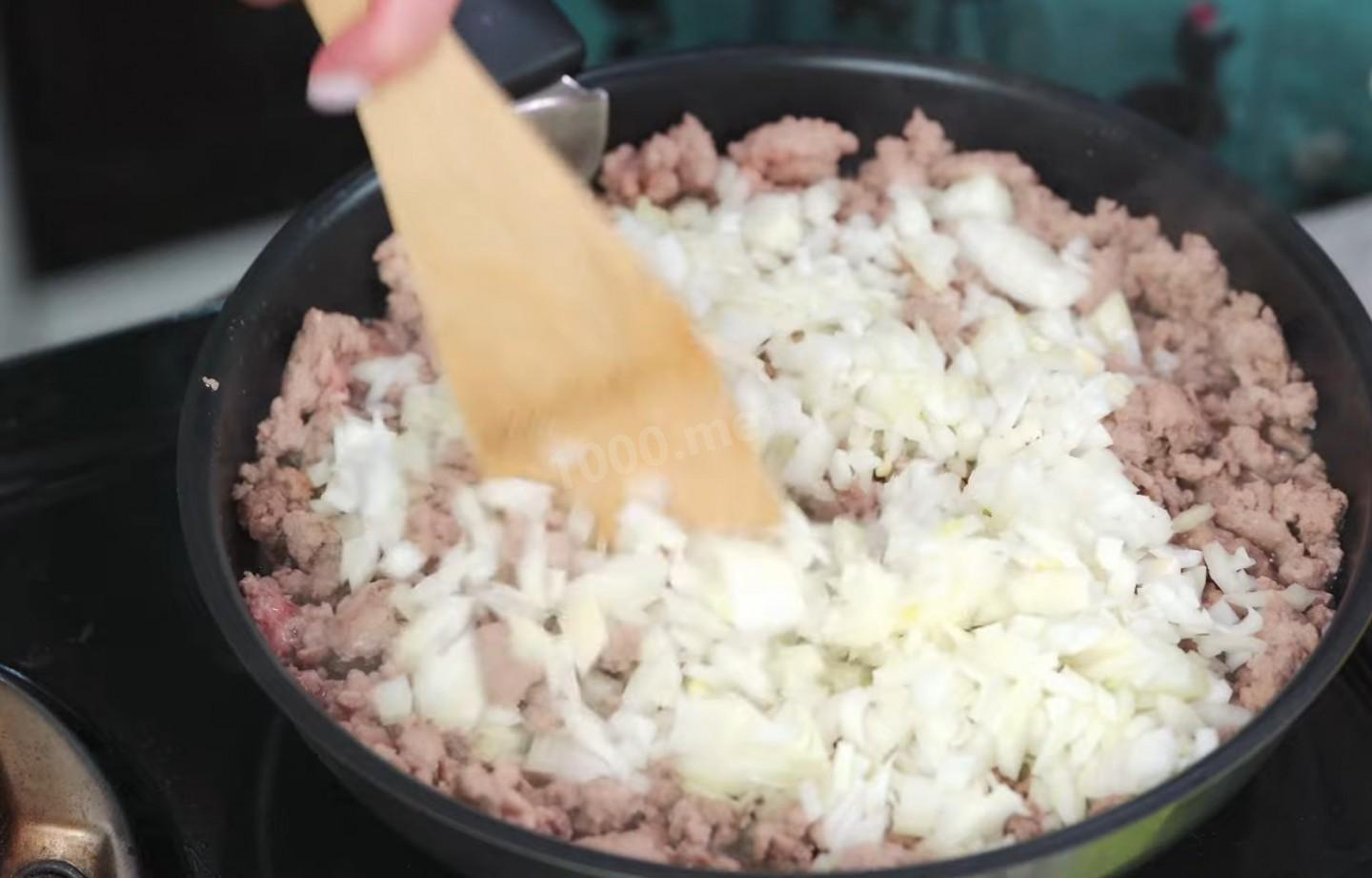 Шаг 10 приготовления Блины из заварного теста с начинкой из мясного фарша