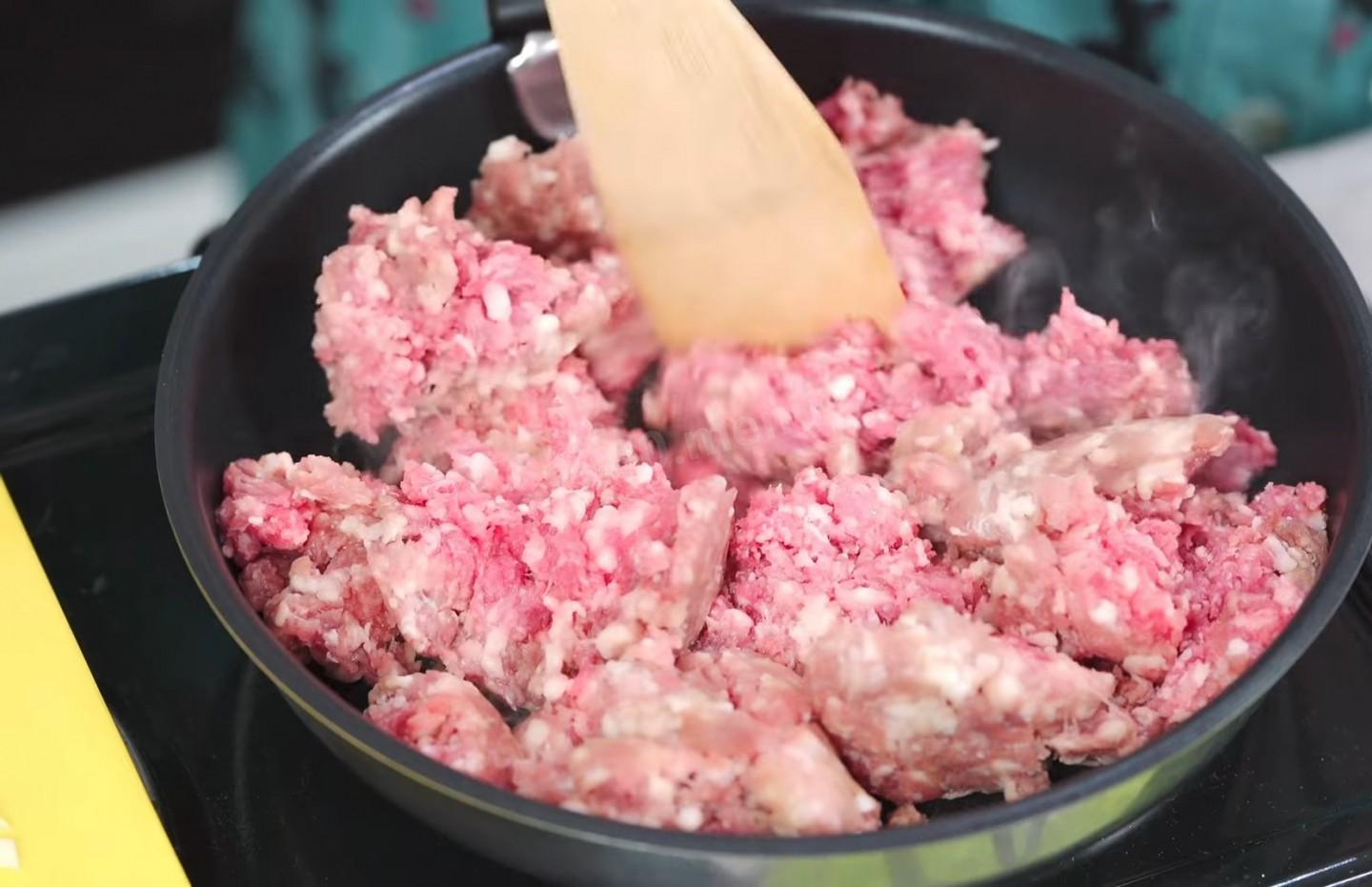 Шаг 9 приготовления Блины из заварного теста с начинкой из мясного фарша