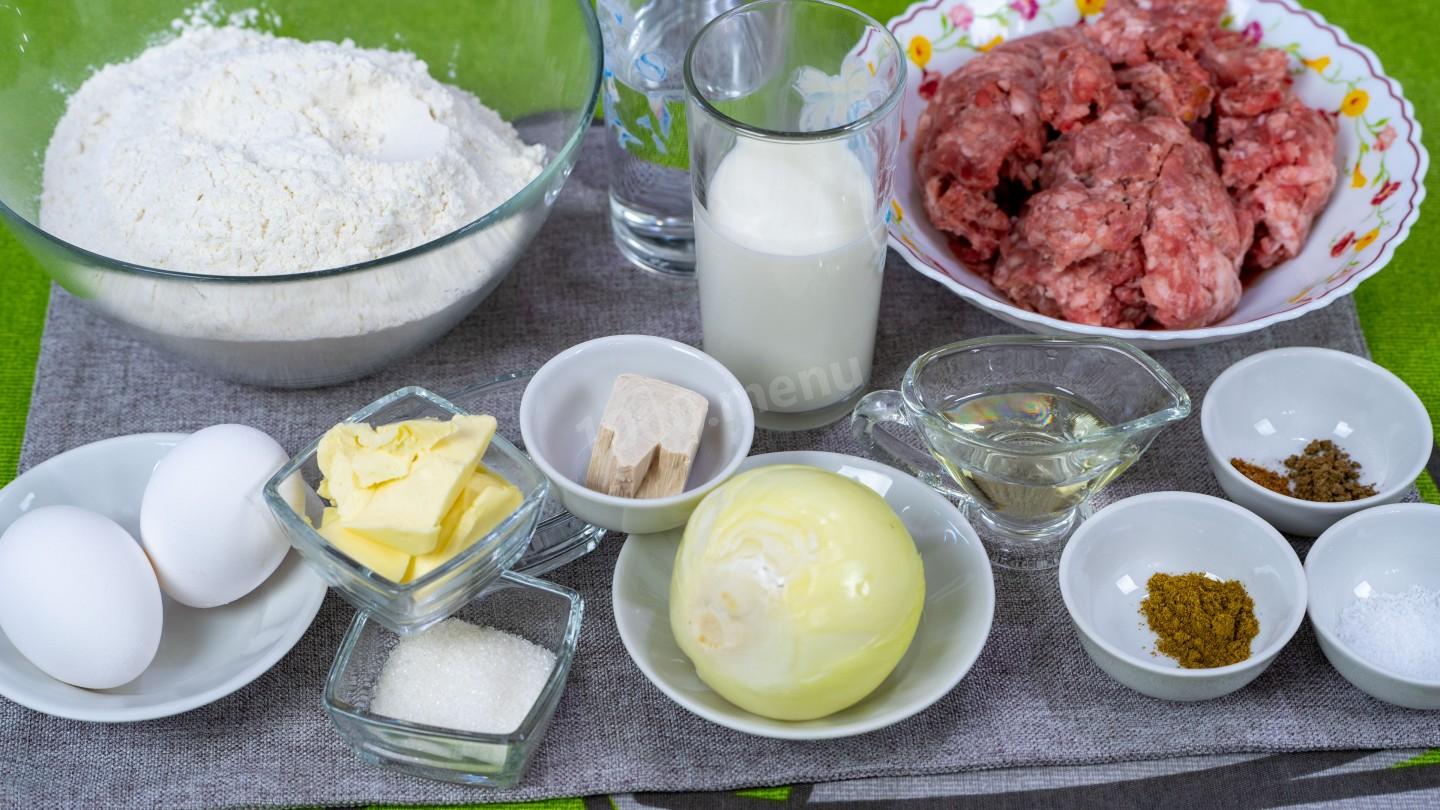 Шаг 1 приготовления Дрожжевые пирожки с мясной начинкой в духовке