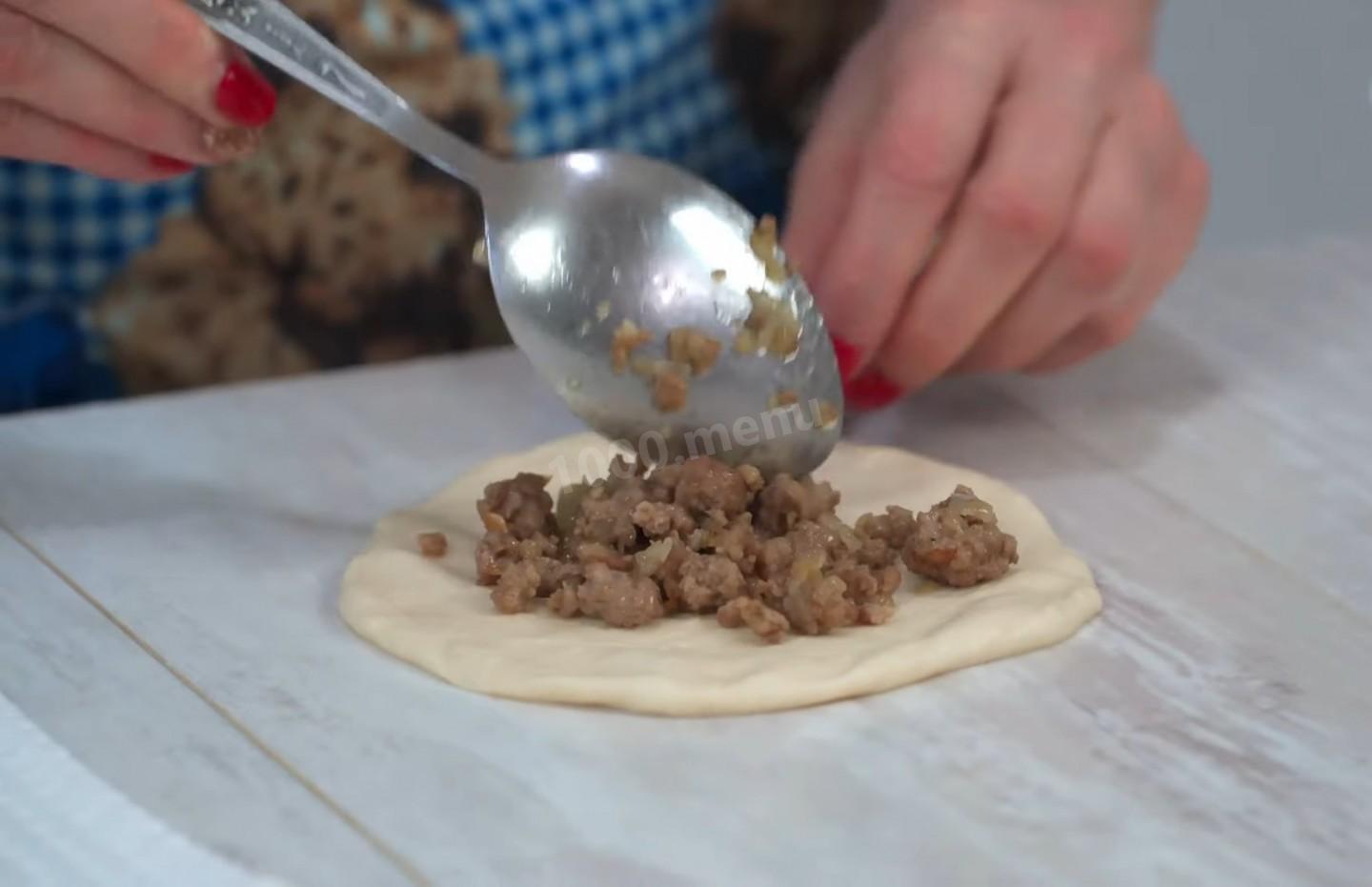 Шаг 14 приготовления Дрожжевые пирожки с мясной начинкой в духовке
