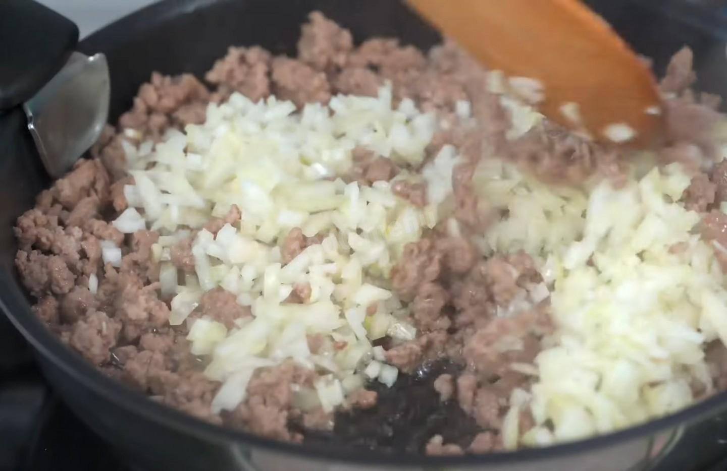 Шаг 9 приготовления Дрожжевые пирожки с мясной начинкой в духовке