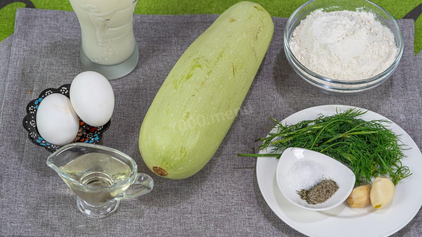 Шаг 1 приготовления Кабачковые блины с чесноком и зеленью