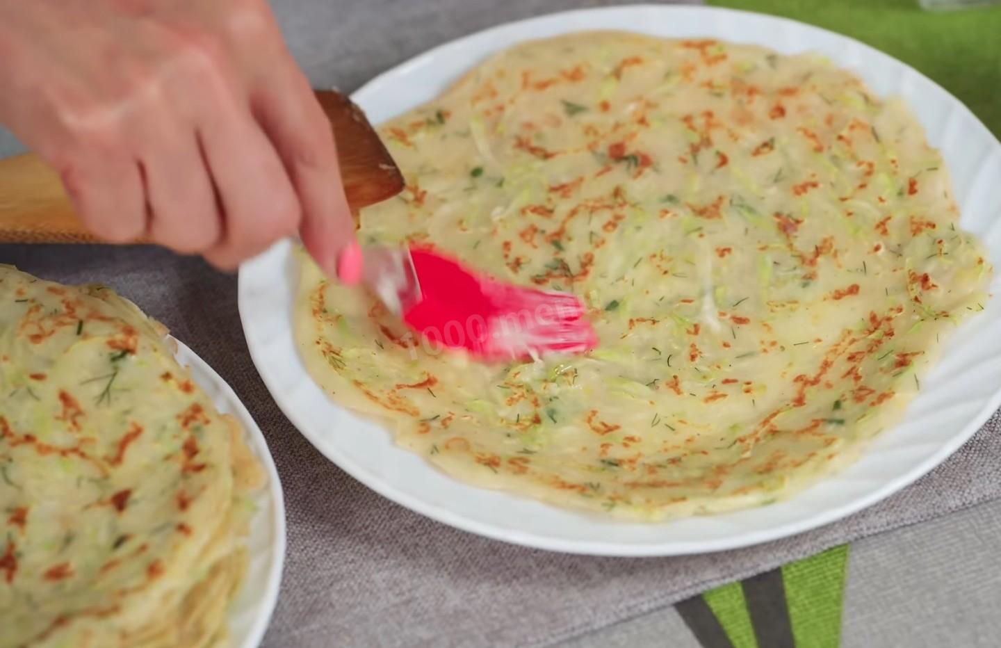 Шаг 12 приготовления Кабачковые блины с чесноком и зеленью