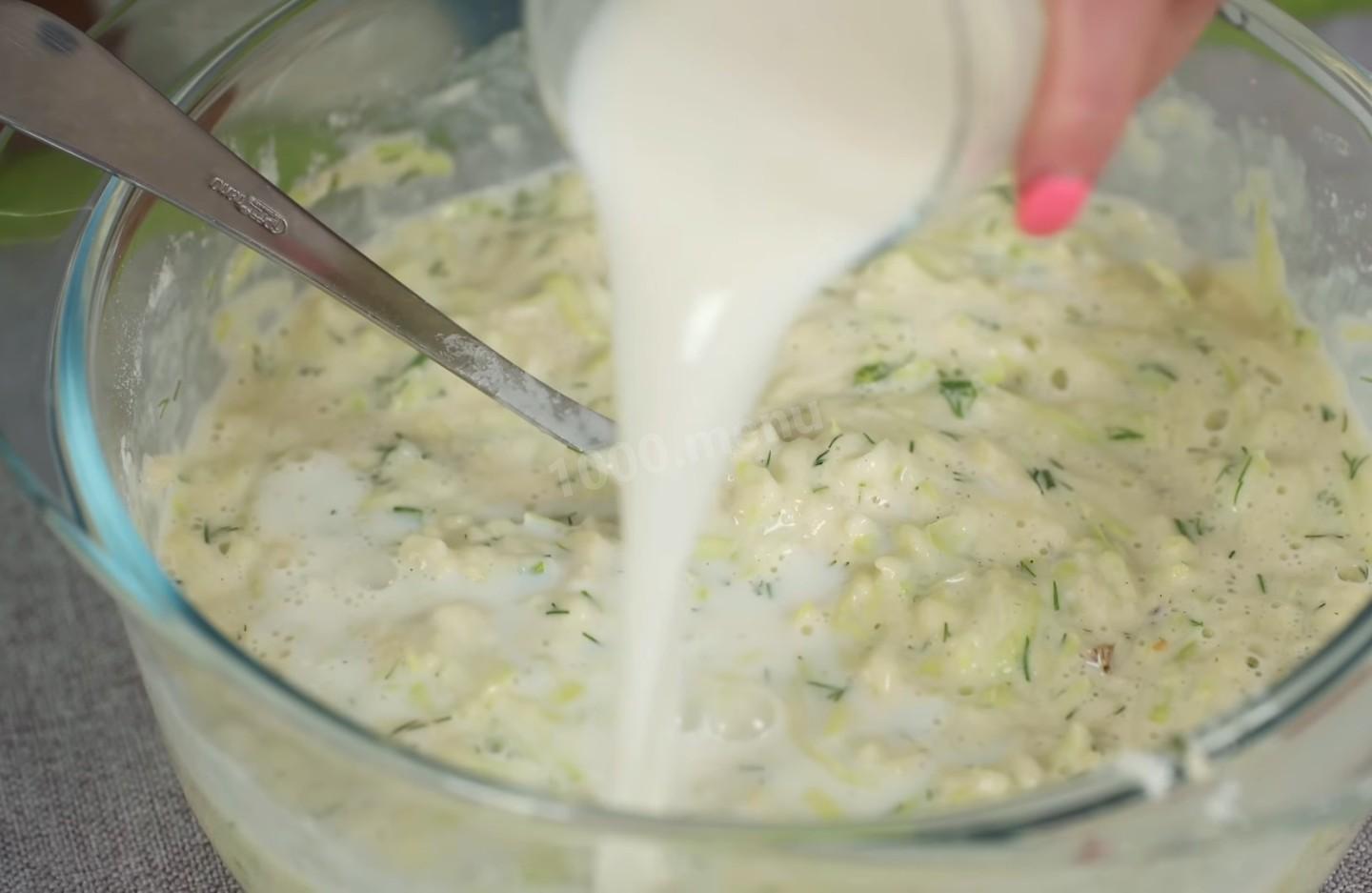 Шаг 6 приготовления Кабачковые блины с чесноком и зеленью
