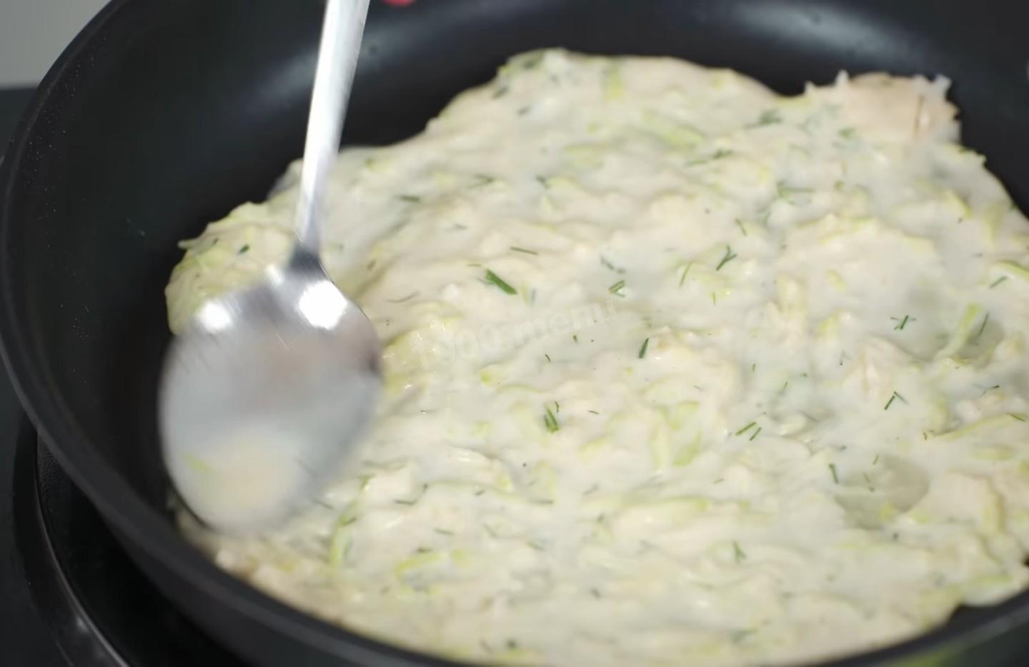 Шаг 9 приготовления Кабачковые блины с чесноком и зеленью