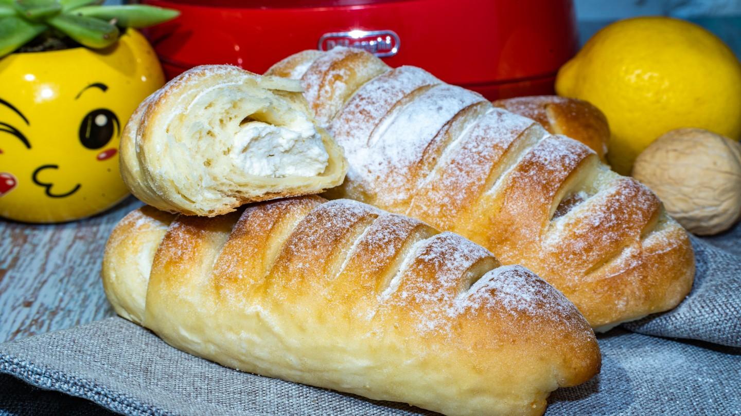 Шаг 18 приготовления Сдобные булочки с начинкой из творога с изюмом