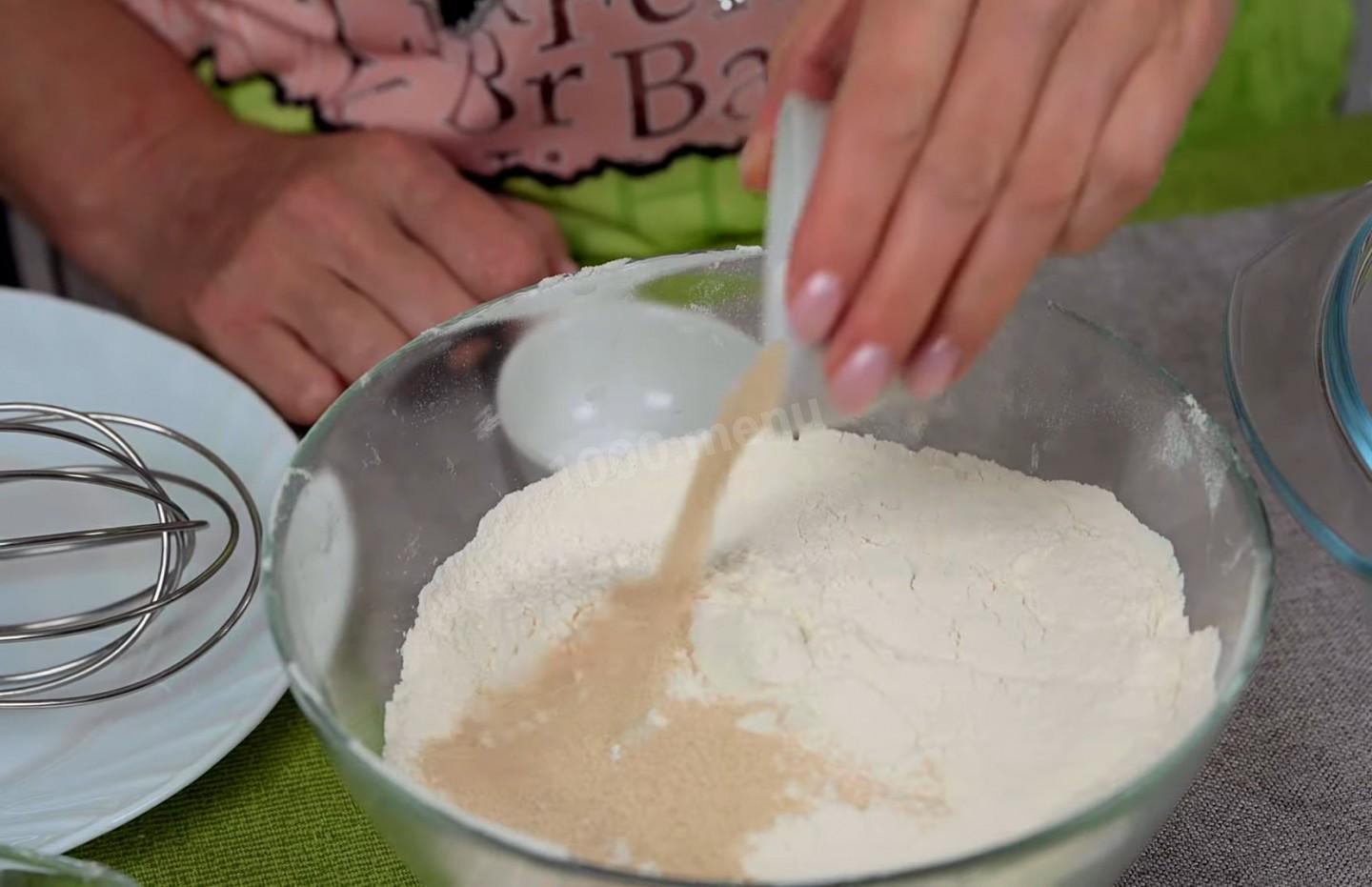 Шаг 2 приготовления Сдобные булочки с начинкой из творога с изюмом