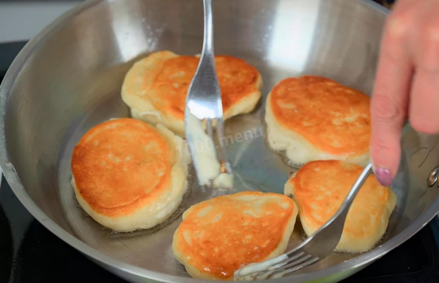 Шаг 10 приготовления Оладьи с яблоками кусочками на кефире с содой пышные