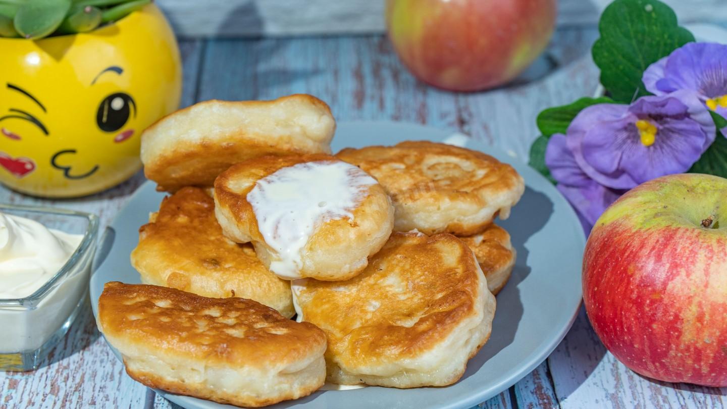 Шаг 12 приготовления Оладьи с яблоками кусочками на кефире с содой пышные