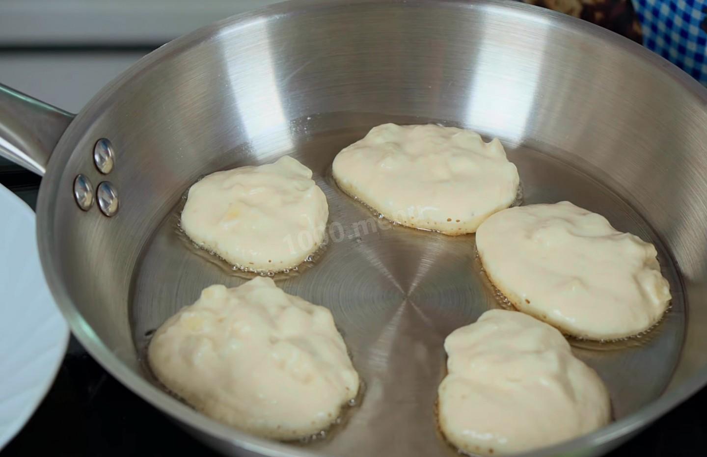 Шаг 9 приготовления Оладьи с яблоками кусочками на кефире с содой пышные