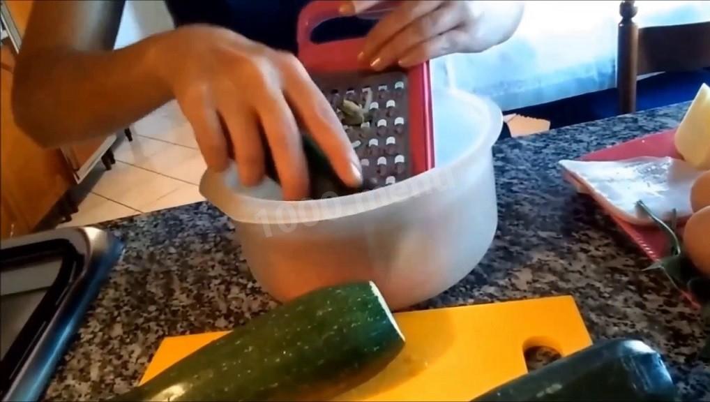 Шаг 1 приготовления Оладьи из кабачков с сыром и ветчиной