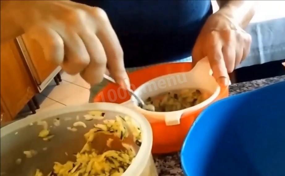 Шаг 4 приготовления Оладьи из кабачков с сыром и ветчиной