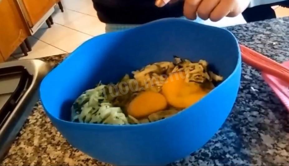 Шаг 5 приготовления Оладьи из кабачков с сыром и ветчиной