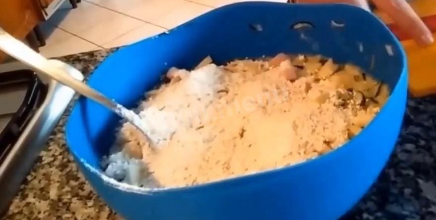 Шаг 7 приготовления Оладьи из кабачков с сыром и ветчиной