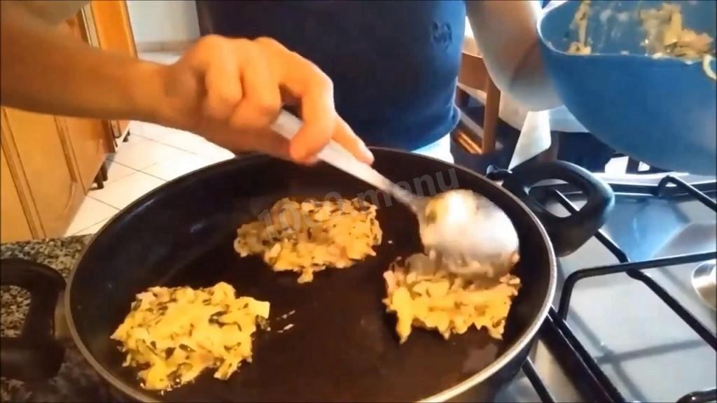 Шаг 8 приготовления Оладьи из кабачков с сыром и ветчиной